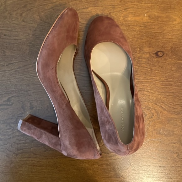 Brown suede Ann Taylor pumps. Chunky heel round toe - Picture 5 of 6